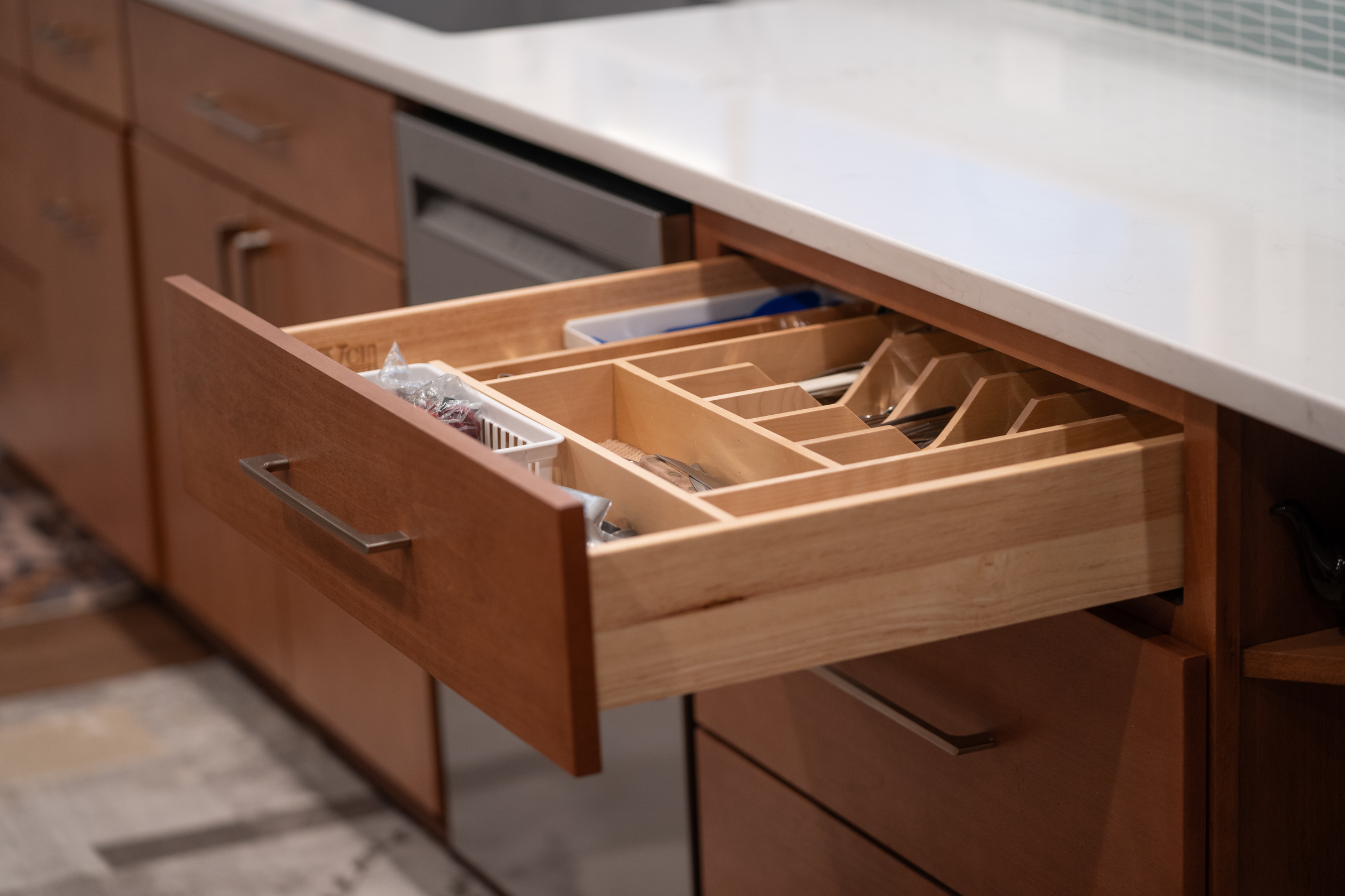 Drawer with built-in silverware dividers